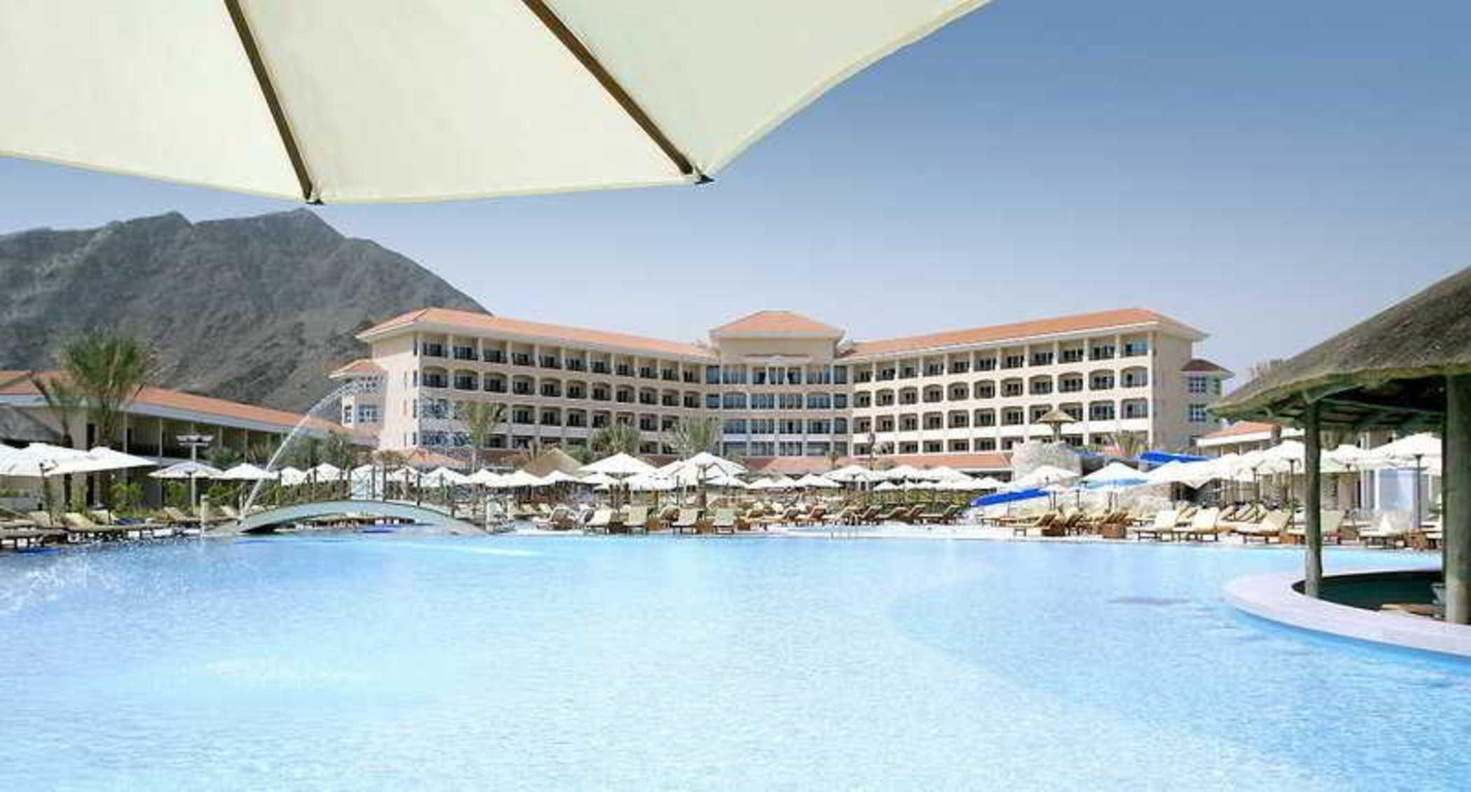 Fujairah rotana 5 оаэ фуджейра. Rotana Hotel Фуджейра. Отель Fujairah Rotana Resort & Spa. Fujairah Rotana Resort Spa 5 ОАЭ. Рэдиссон Блу Резорт Фуджейра.