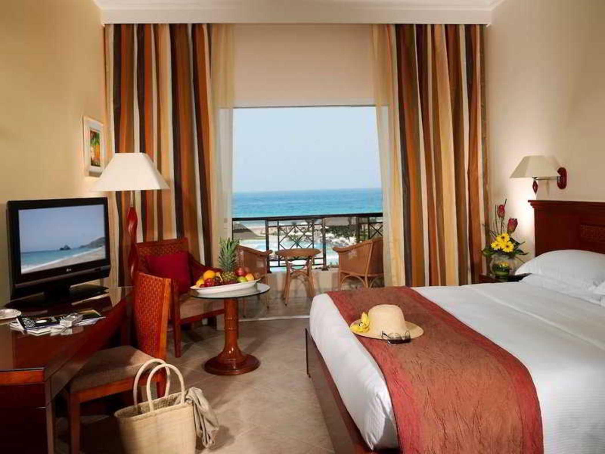 Fujairah rotana resort al aqah beach 5. Отель Fujairah Rotana. Rotana Fujairah Resort 5. Эмираты Фуджейра ротана Резорт. Фуджейра Rotana Resort Spa 5.